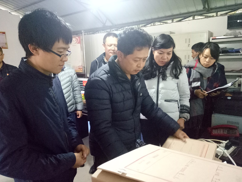 县人大督察组到凤尾镇督查精准扶贫档案收集归档工作_副本.jpg