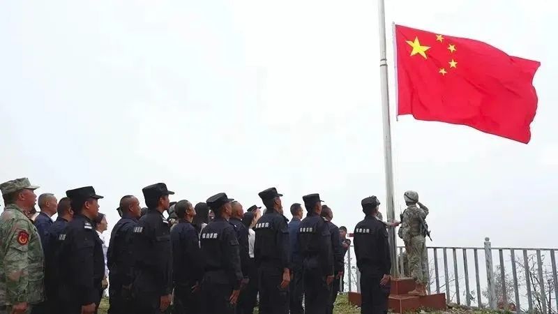 边境联防联合党支部和驻地部队党支部在界桩旁同上党课.jpg