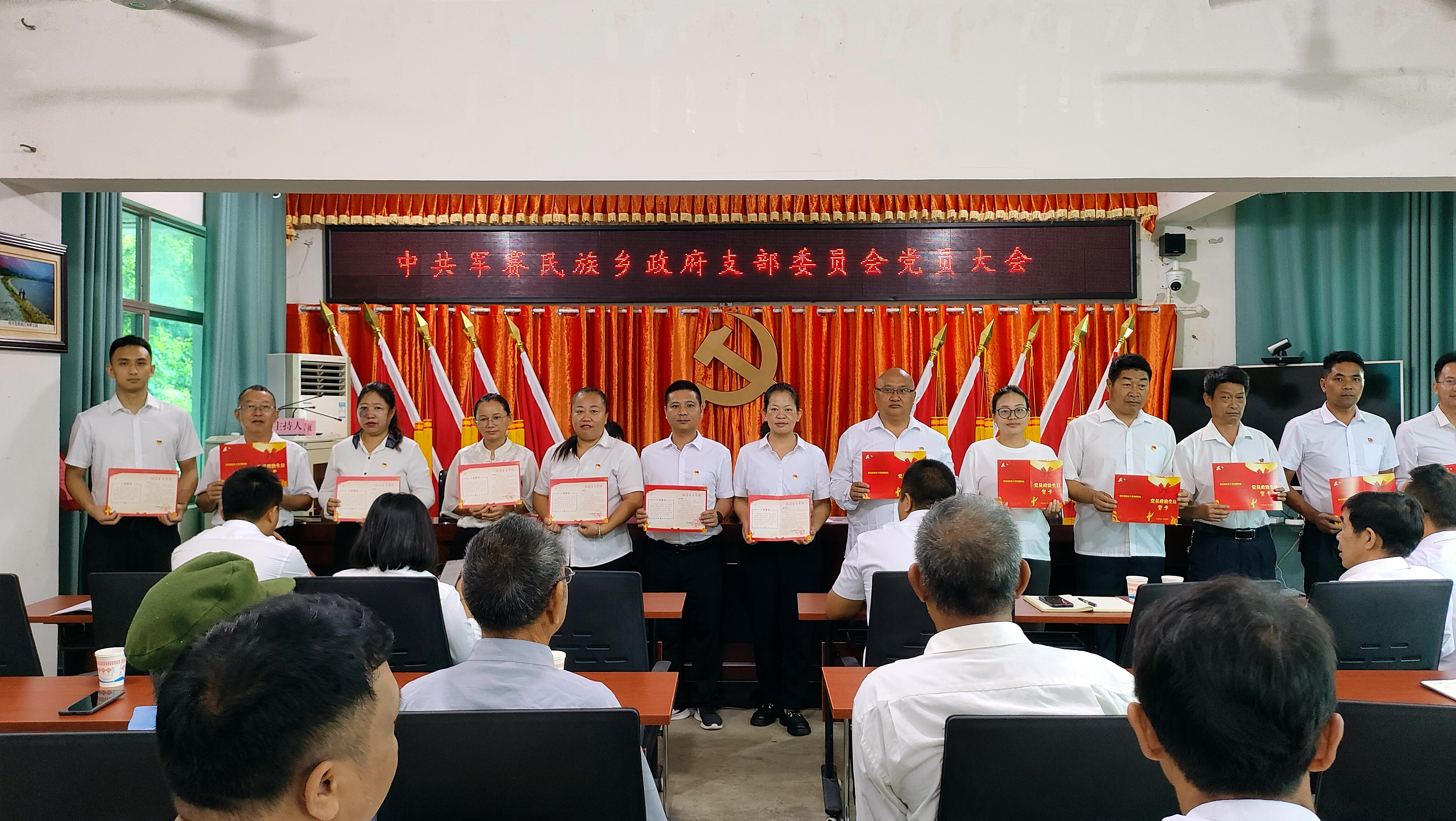 图为向党员发放政治生日贺卡.jpg