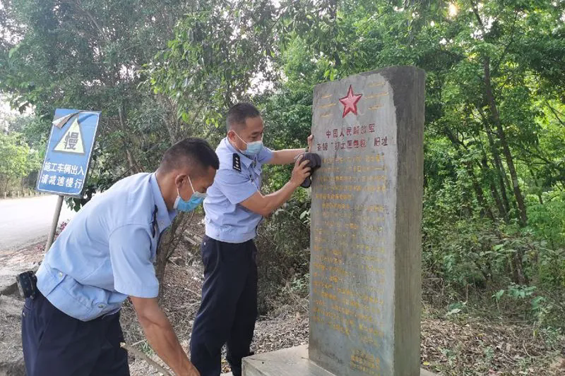 图为警民共同擦拭界碑.png