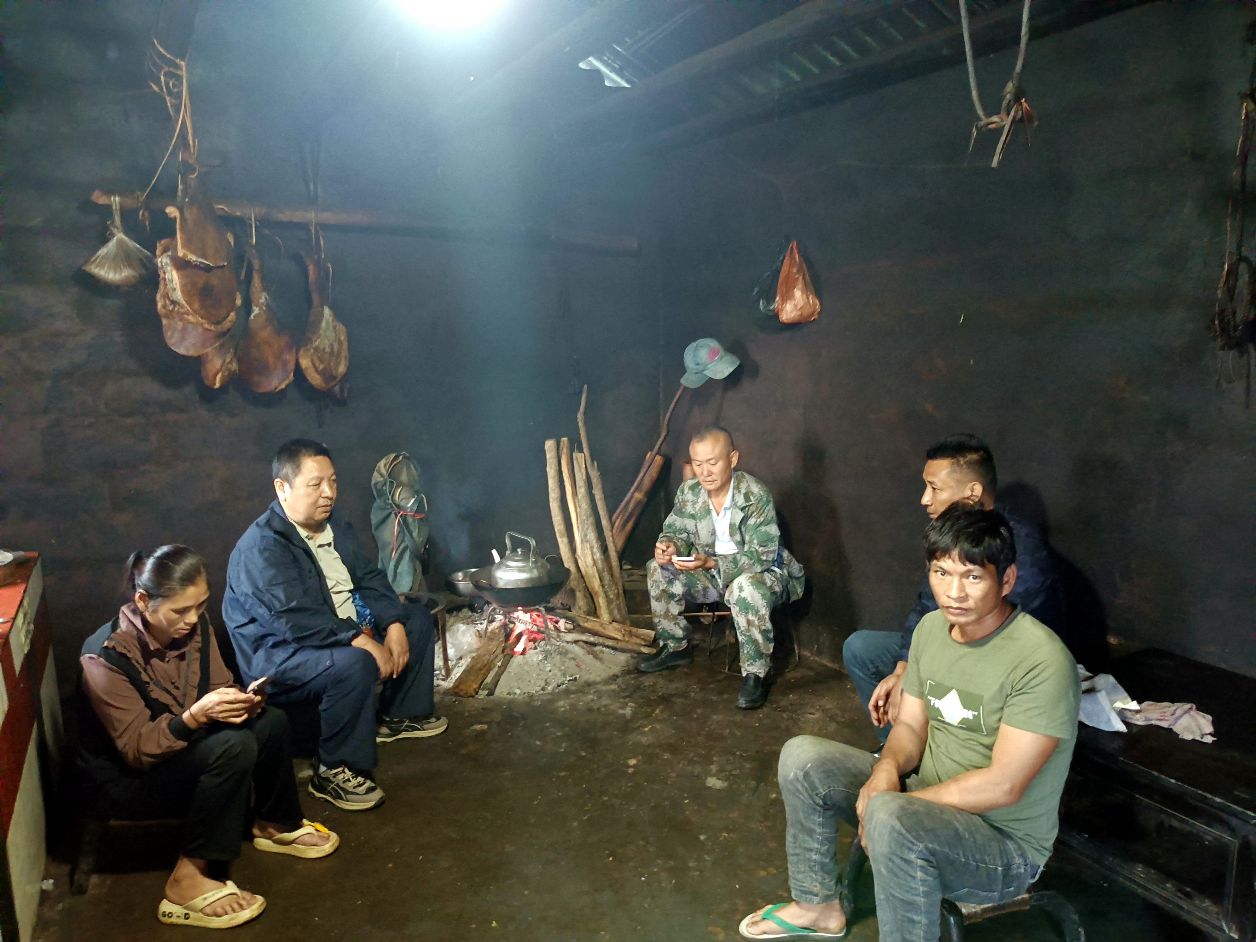 图为开展防汛知识宣传进农户 - 副本.jpg