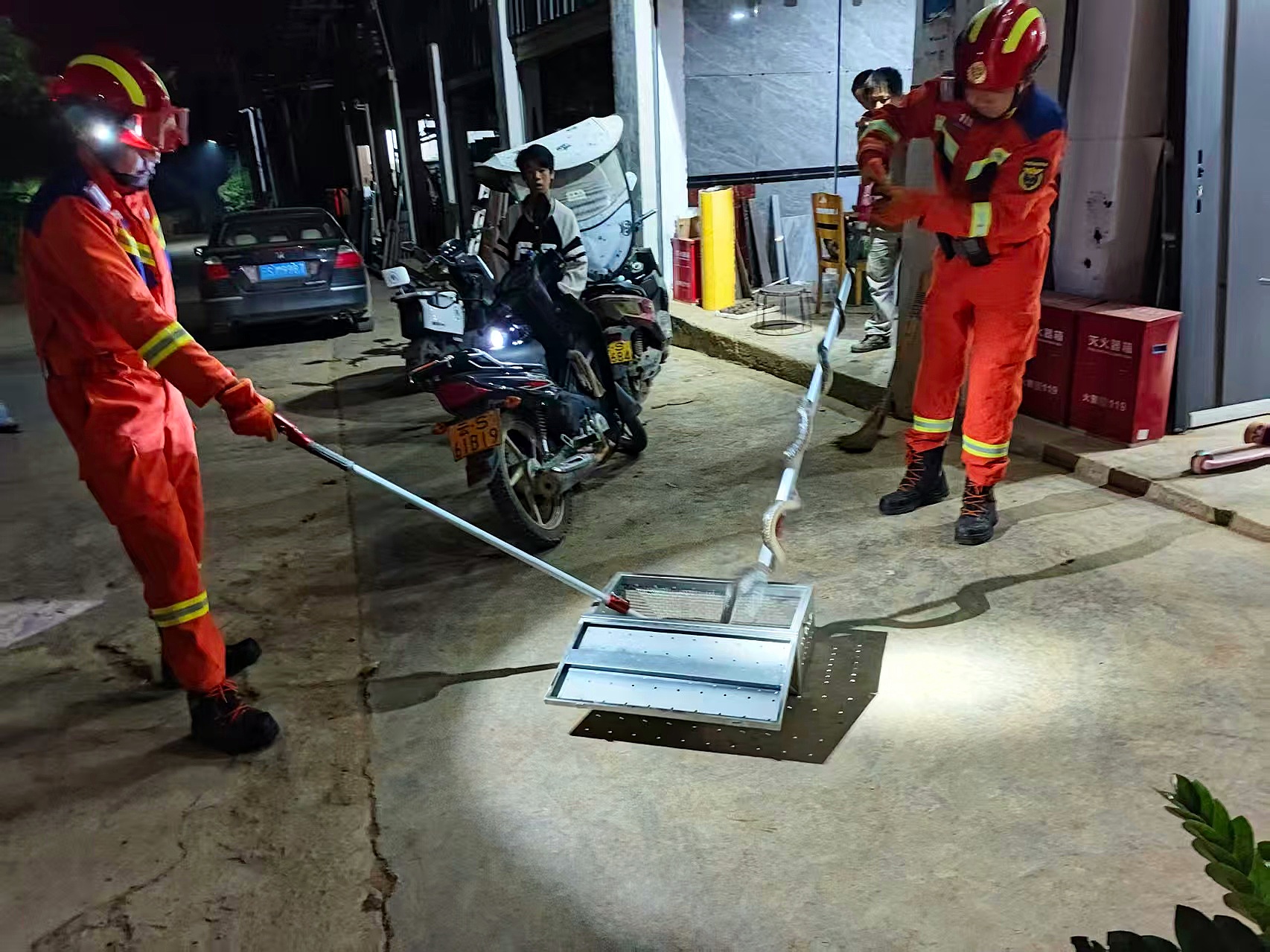 图为消防员深夜抓捕扰民蛇.jpg