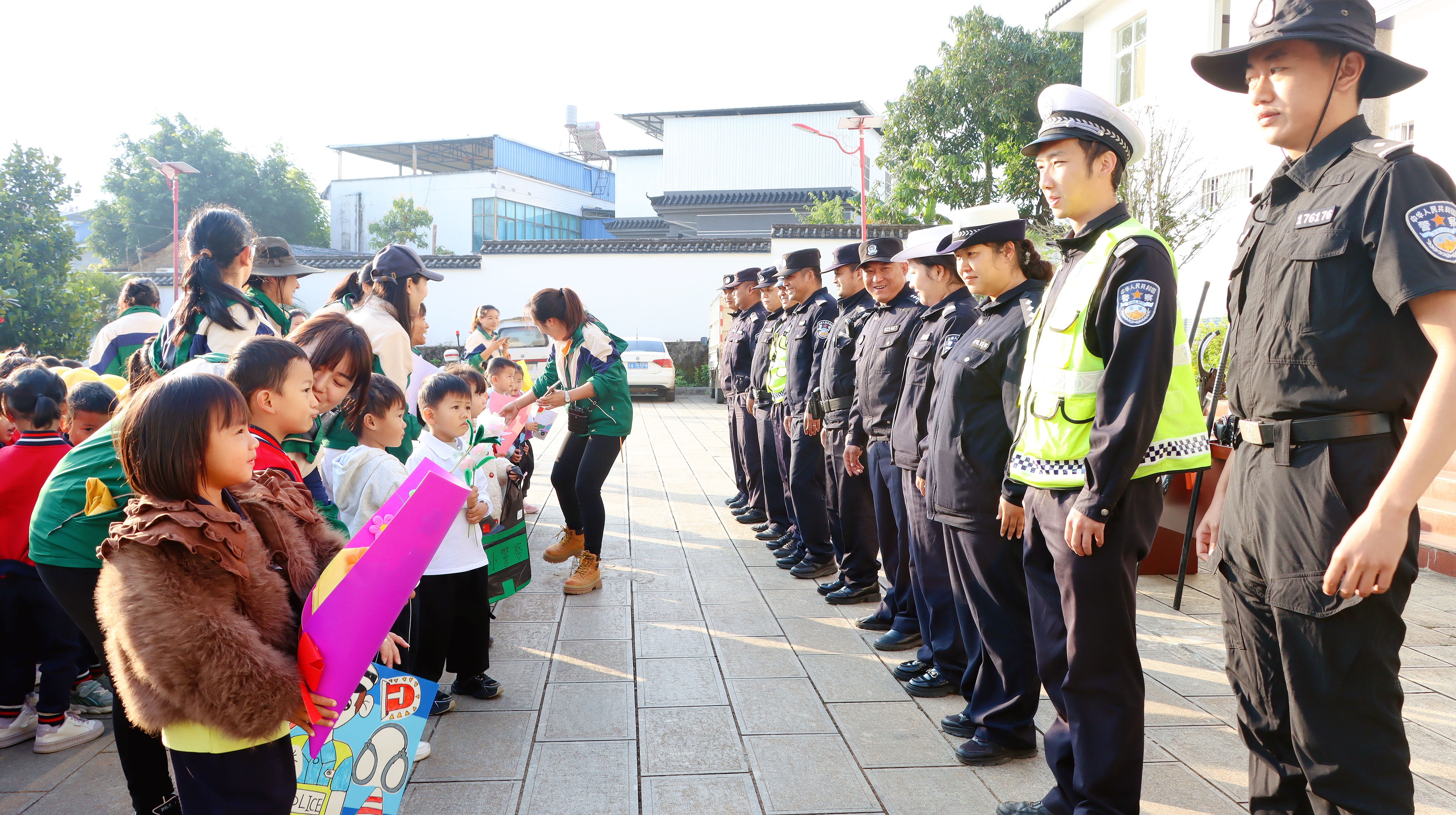 图为小朋友给民警送上节日礼物.jpg
