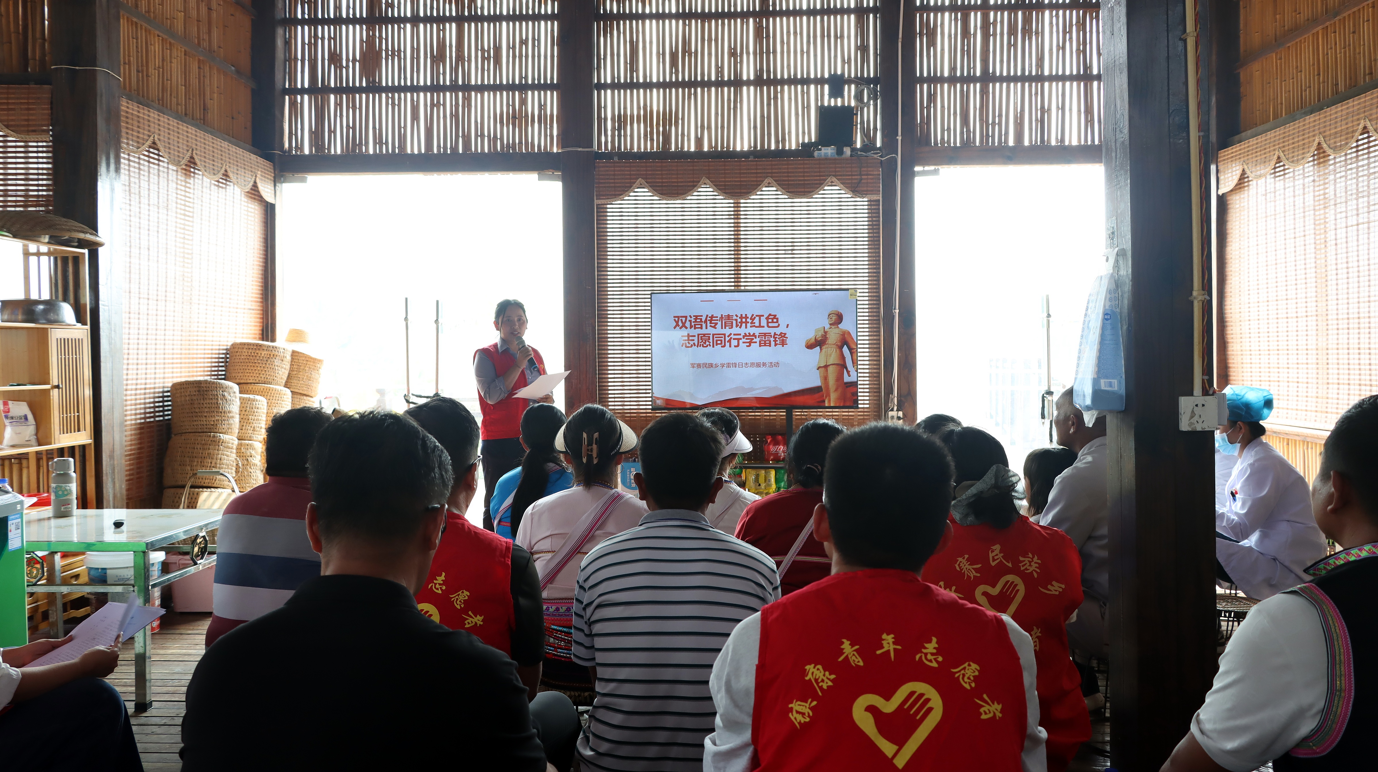 图为开展“双语传情讲红色”学雷锋志愿服务活动.jpg