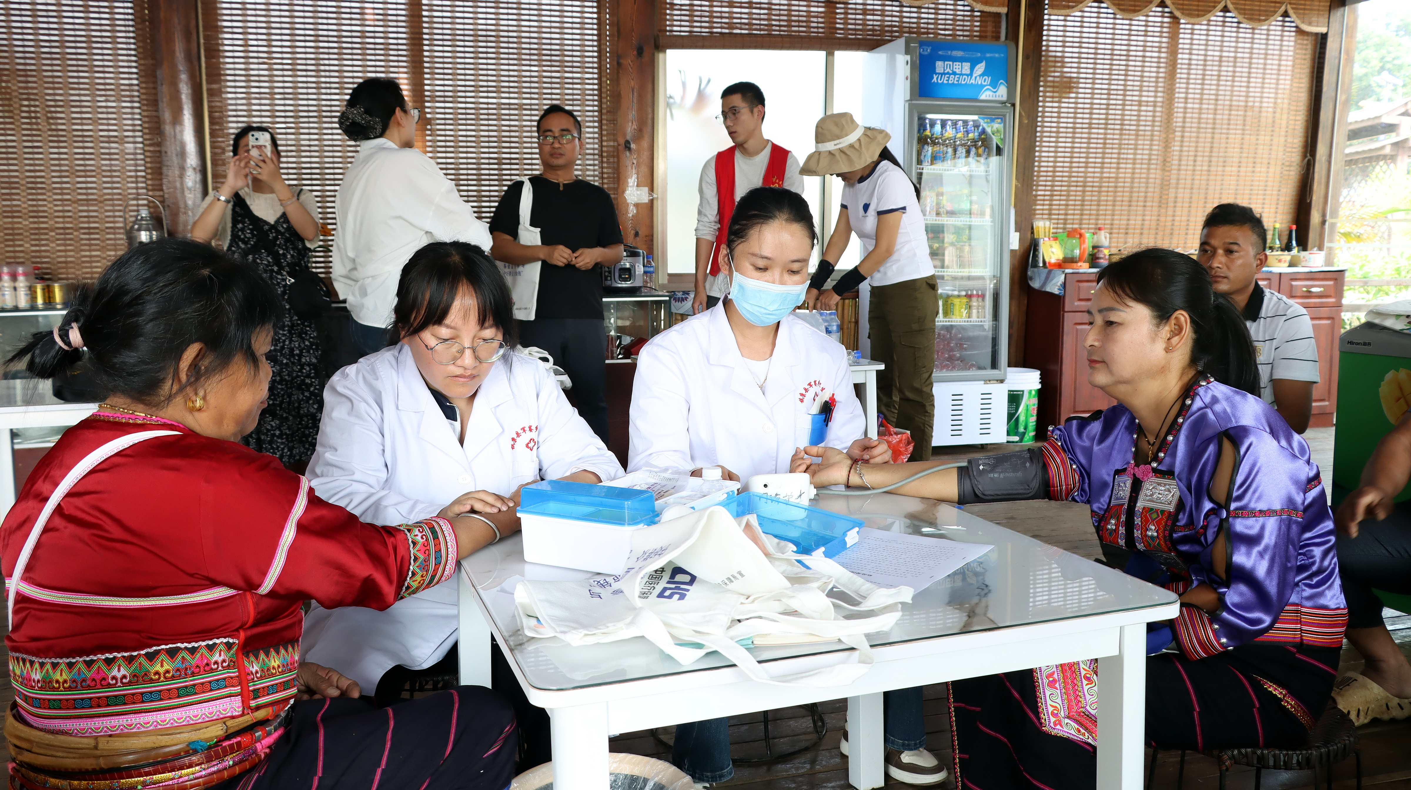 图为开展义诊问诊服务.jpg