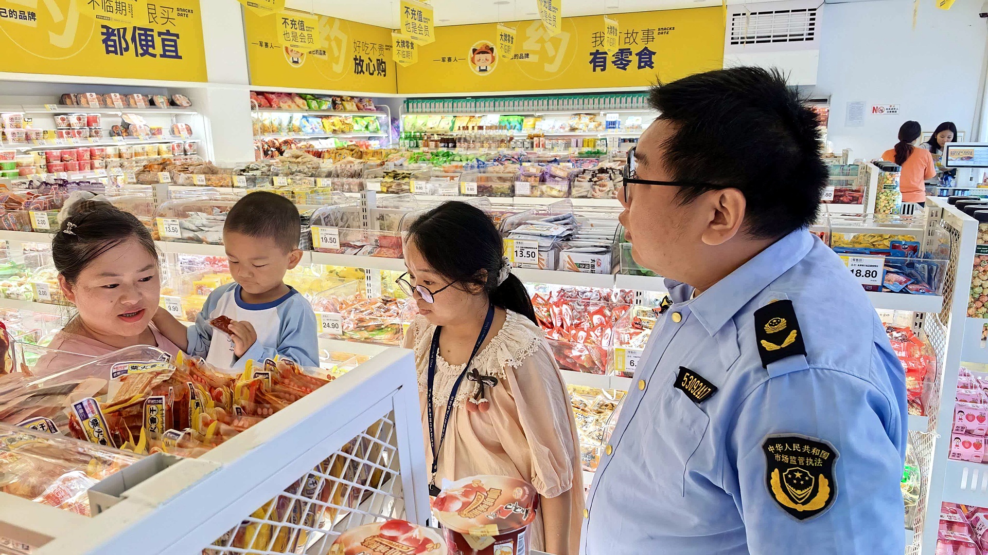 图为检查组检查零食店.jpg