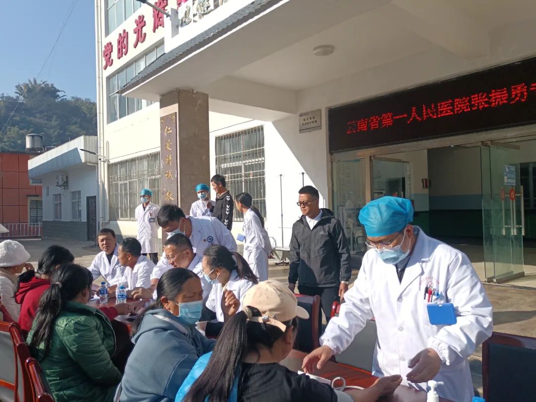 下乡送医疗.jpg